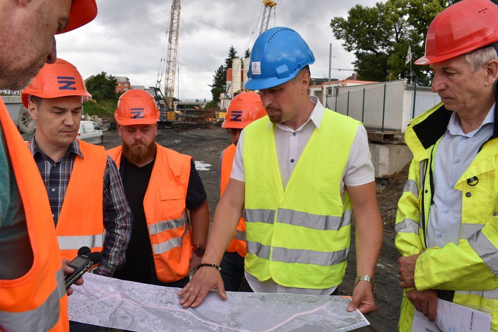 Trať z Hlavního nádraží do Koterova prochází modernizací, město staví lávku přes železnici (foto: A. Jarošová, 22.6.2021)