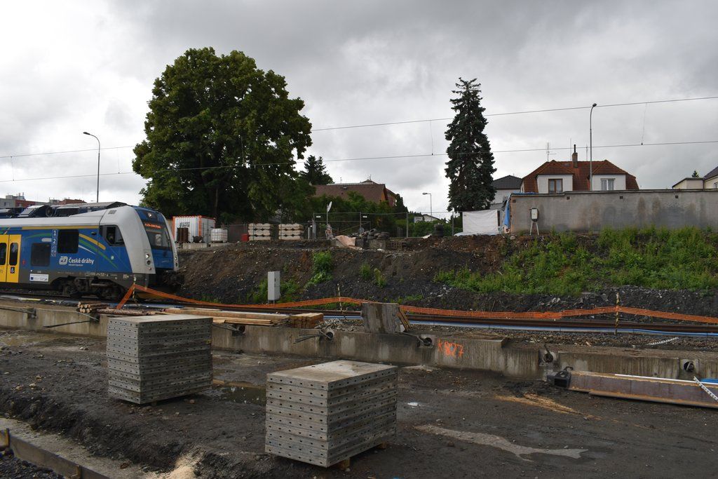 Trať z Hlavního nádraží do Koterova prochází modernizací, město staví lávku přes železnici (foto: A. Jarošová, 22.6.2021)