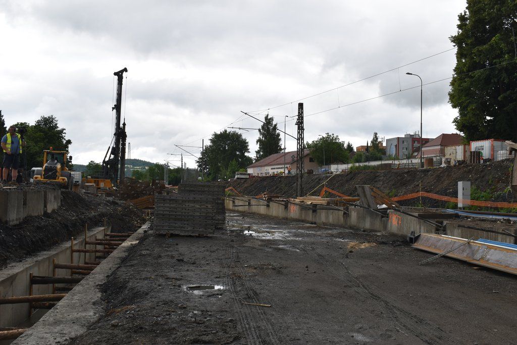 Trať z Hlavního nádraží do Koterova prochází modernizací, město staví lávku přes železnici (foto: A. Jarošová, 22.6.2021)