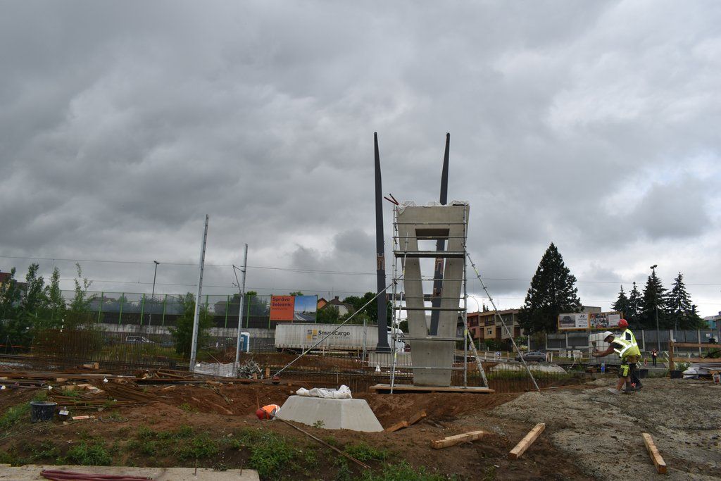Trať z Hlavního nádraží do Koterova prochází modernizací, město staví lávku přes železnici (foto: A. Jarošová, 22.6.2021)