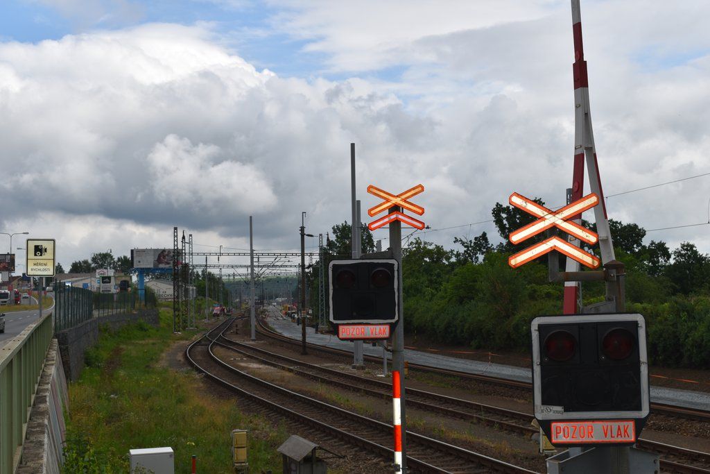 Trať z Hlavního nádraží do Koterova prochází modernizací, město staví lávku přes železnici (foto: A. Jarošová, 22.6.2021)