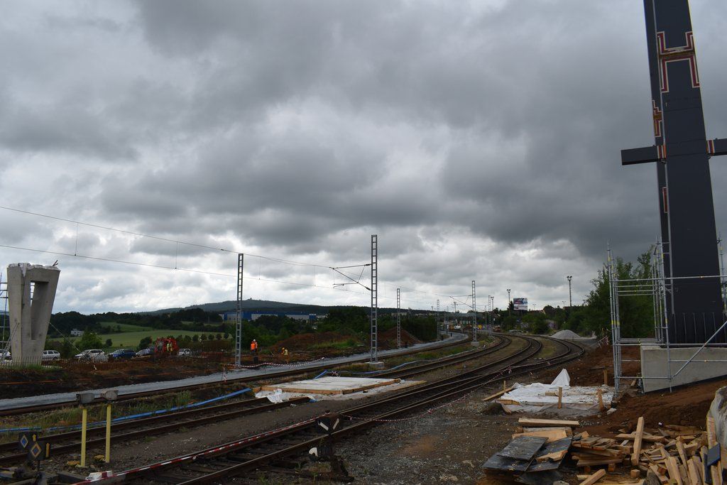 Trať z Hlavního nádraží do Koterova prochází modernizací, město staví lávku přes železnici (foto: A. Jarošová, 22.6.2021)
