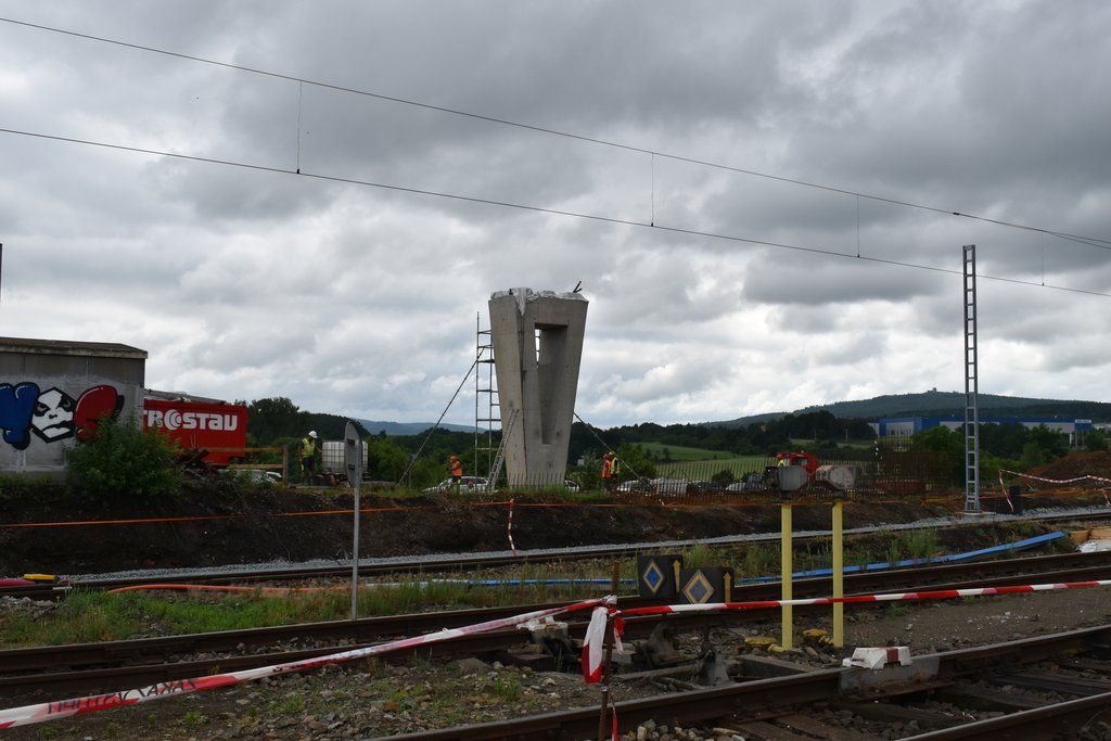 Trať z Hlavního nádraží do Koterova prochází modernizací, město staví lávku přes železnici (foto: A. Jarošová, 22.6.2021)