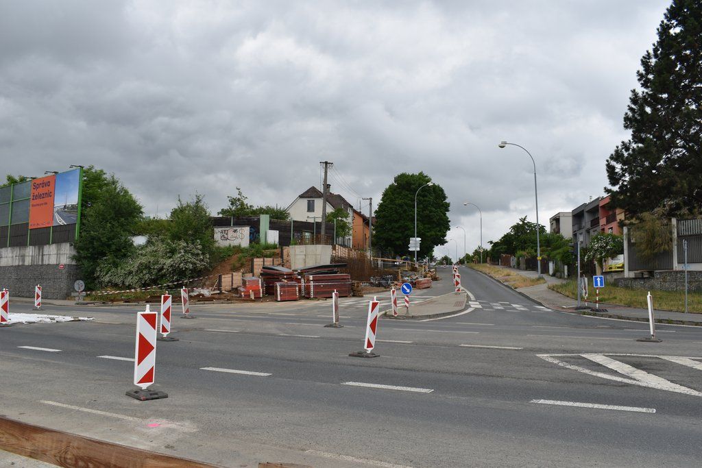 Trať z Hlavního nádraží do Koterova prochází modernizací, město staví lávku přes železnici (foto: A. Jarošová, 22.6.2021)