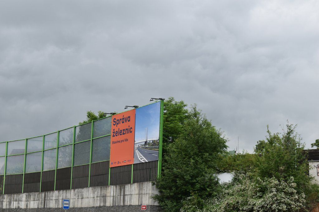 Trať z Hlavního nádraží do Koterova prochází modernizací, město staví lávku přes železnici (foto: A. Jarošová, 22.6.2021)