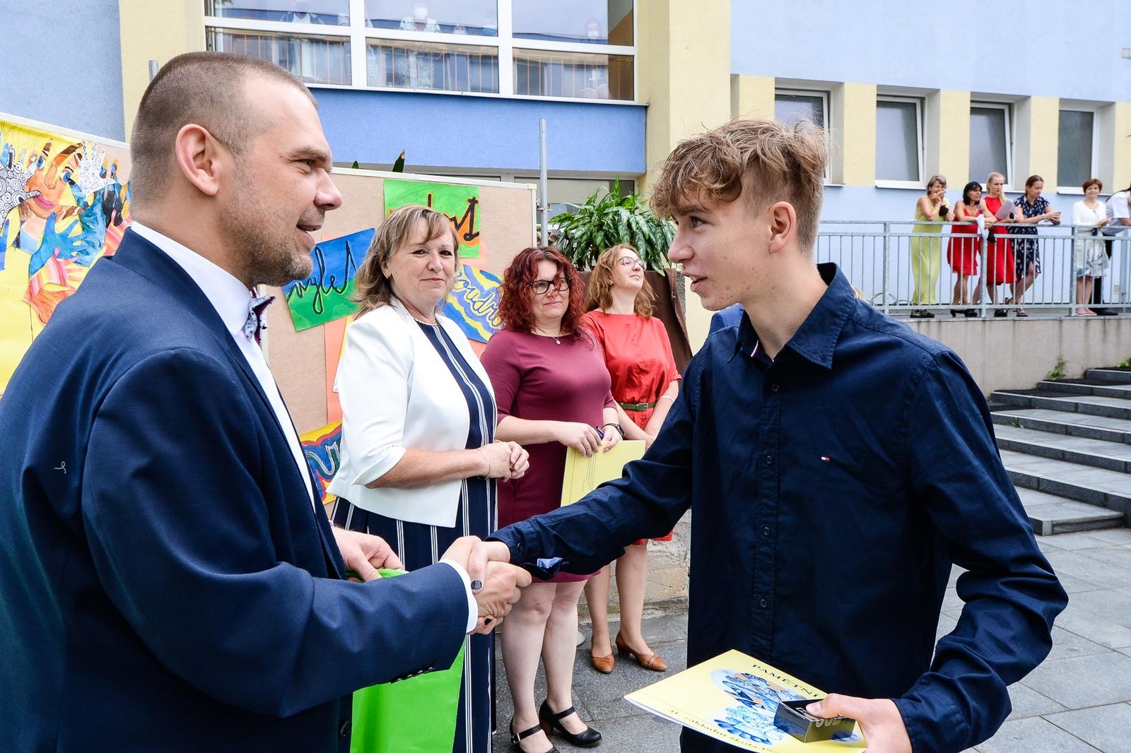 Primátor Martin Baxa popřál žákům 9. tříd mnoho štěstí v další životní etapě (foto: M. Pecuch, 30.6.2021)