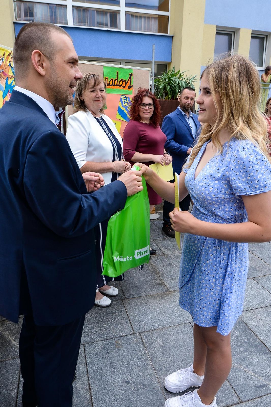 Primátor Martin Baxa popřál žákům 9. tříd mnoho štěstí v další životní etapě (foto: M. Pecuch, 30.6.2021)