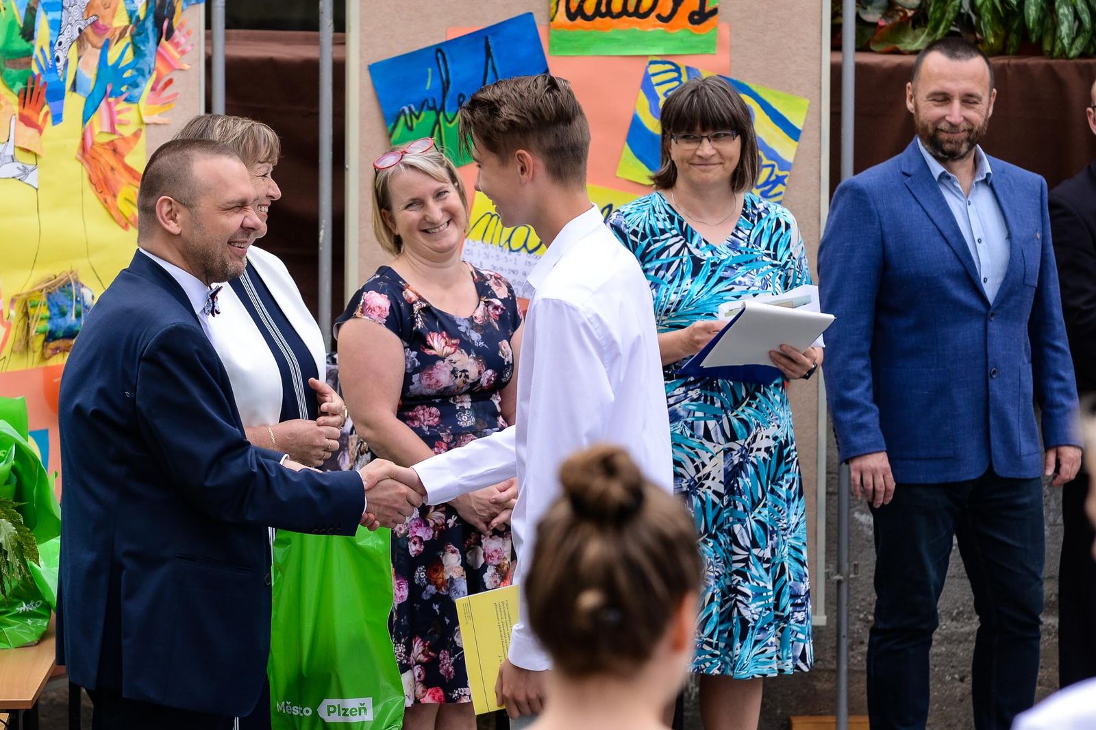 Primátor Martin Baxa popřál žákům 9. tříd mnoho štěstí v další životní etapě (foto: M. Pecuch, 30.6.2021)