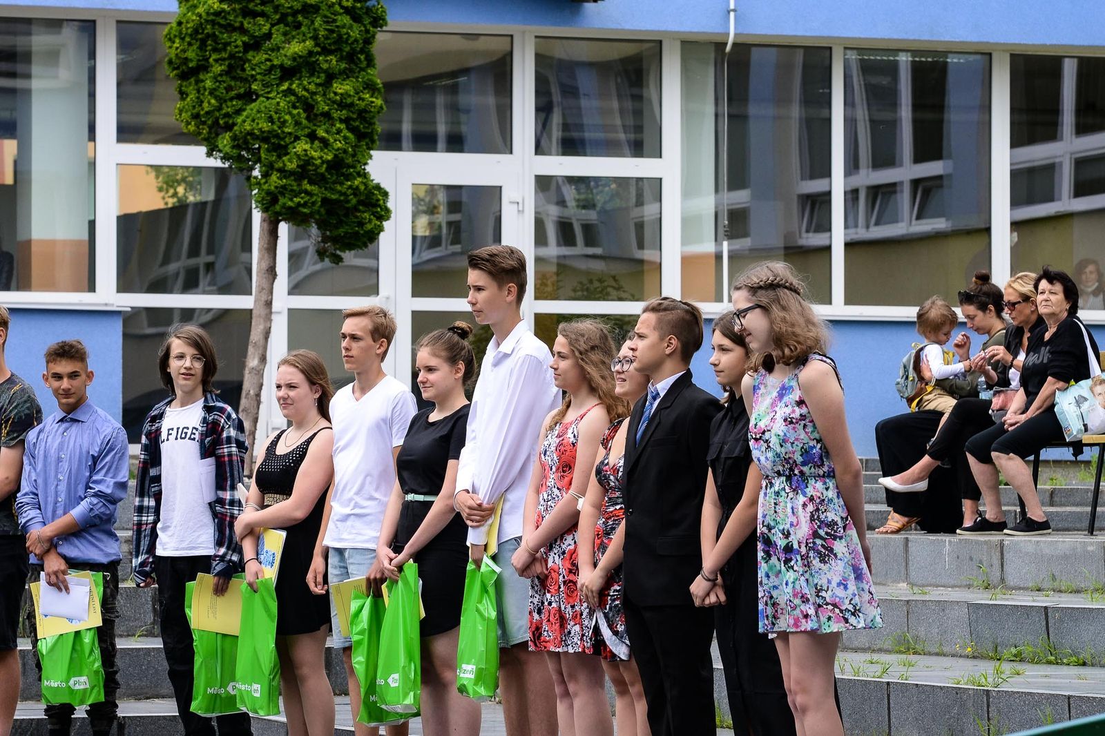 Primátor Martin Baxa popřál žákům 9. tříd mnoho štěstí v další životní etapě (foto: M. Pecuch, 30.6.2021)