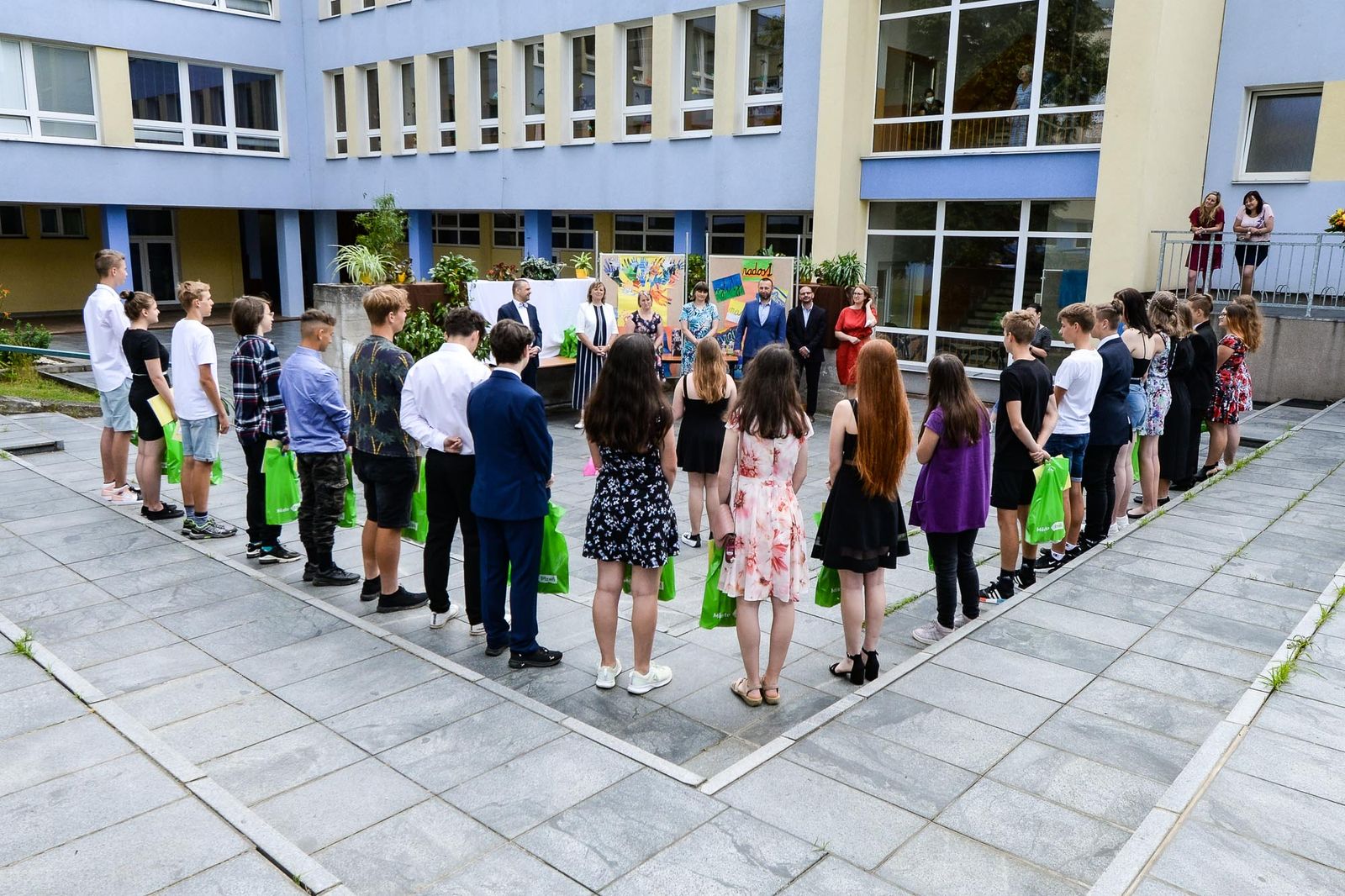 Primátor Martin Baxa popřál žákům 9. tříd mnoho štěstí v další životní etapě (foto: M. Pecuch, 30.6.2021)