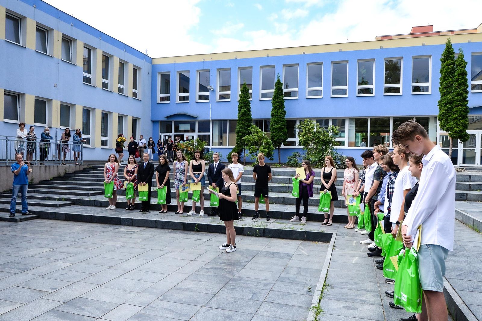 Primátor Martin Baxa popřál žákům 9. tříd mnoho štěstí v další životní etapě (foto: M. Pecuch, 30.6.2021)