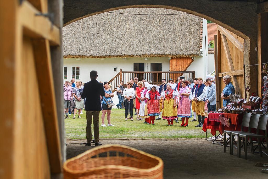 Centrem republikových dnů lidové architektury byl Selský dvůr U Matoušů (foto: M. Chaloupka, 17.7.2021)