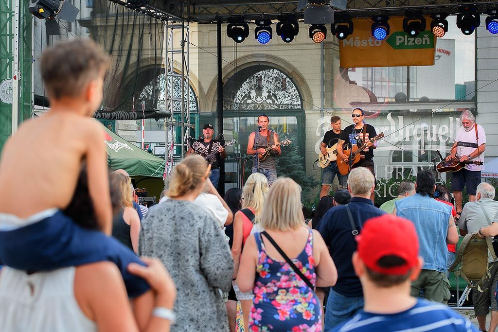 Lidé si užili koncert v Prazdroji vzpomínající na plzeňská léta festivalu Porta (foto: M. Chaloupka, 23.7.2021)