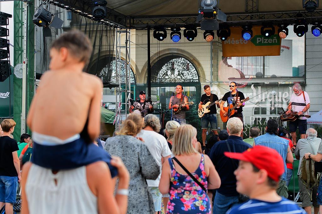 Lidé si užili koncert v Prazdroji vzpomínající na plzeňská léta festivalu Porta (foto: M. Chaloupka, 23.7.2021)