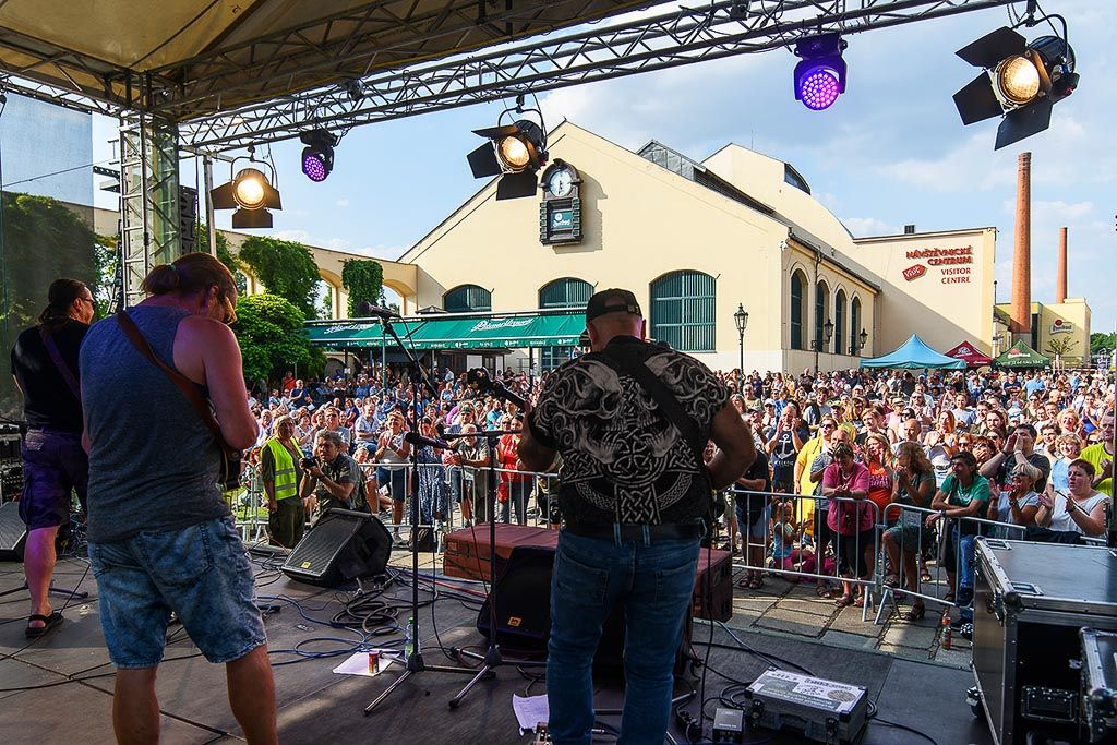 Lidé si užili koncert v Prazdroji vzpomínající na plzeňská léta festivalu Porta (foto: M. Chaloupka, 23.7.2021)
