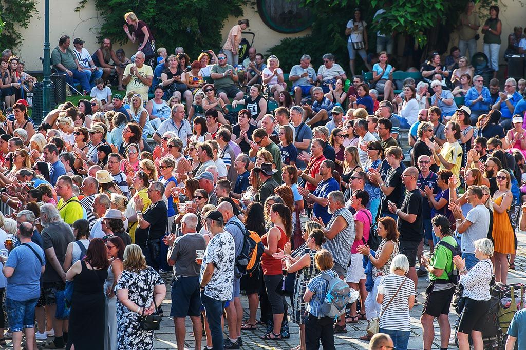 Lidé si užili koncert v Prazdroji vzpomínající na plzeňská léta festivalu Porta (foto: M. Chaloupka, 23.7.2021)