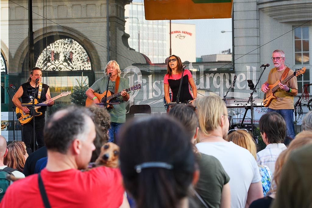 Lidé si užili koncert v Prazdroji vzpomínající na plzeňská léta festivalu Porta (foto: M. Chaloupka, 23.7.2021)