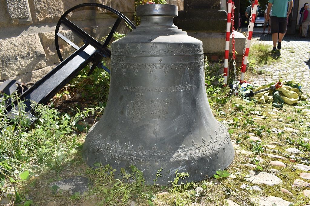 Na věž kostela ve Františkánské ulici se vrátil zvon (foto: H. Josefová, 3.8.2021)