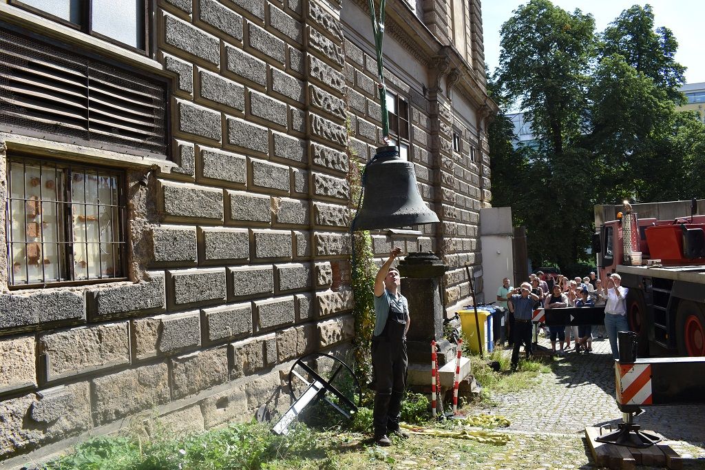 Na věž kostela ve Františkánské ulici se vrátil zvon (foto: H. Josefová, 3.8.2021)