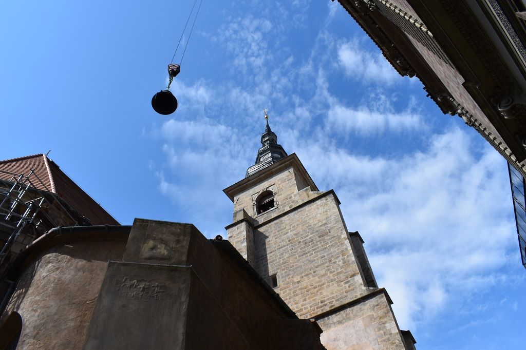Na věž kostela ve Františkánské ulici se vrátil zvon