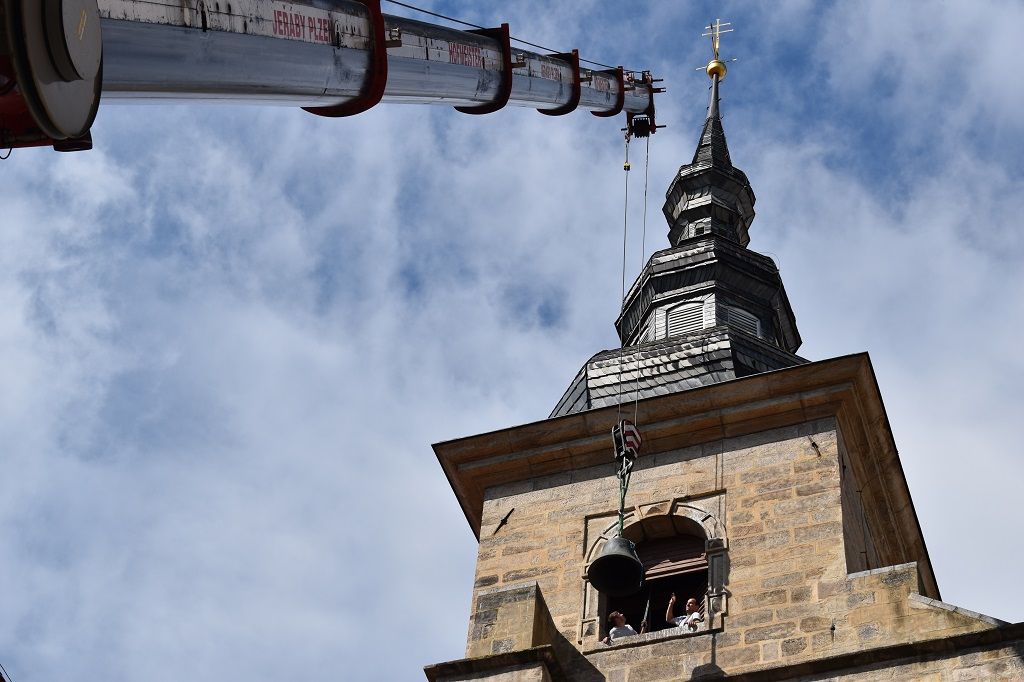 Na věž kostela ve Františkánské ulici se vrátil zvon (foto: H. Josefová, 3.8.2021)