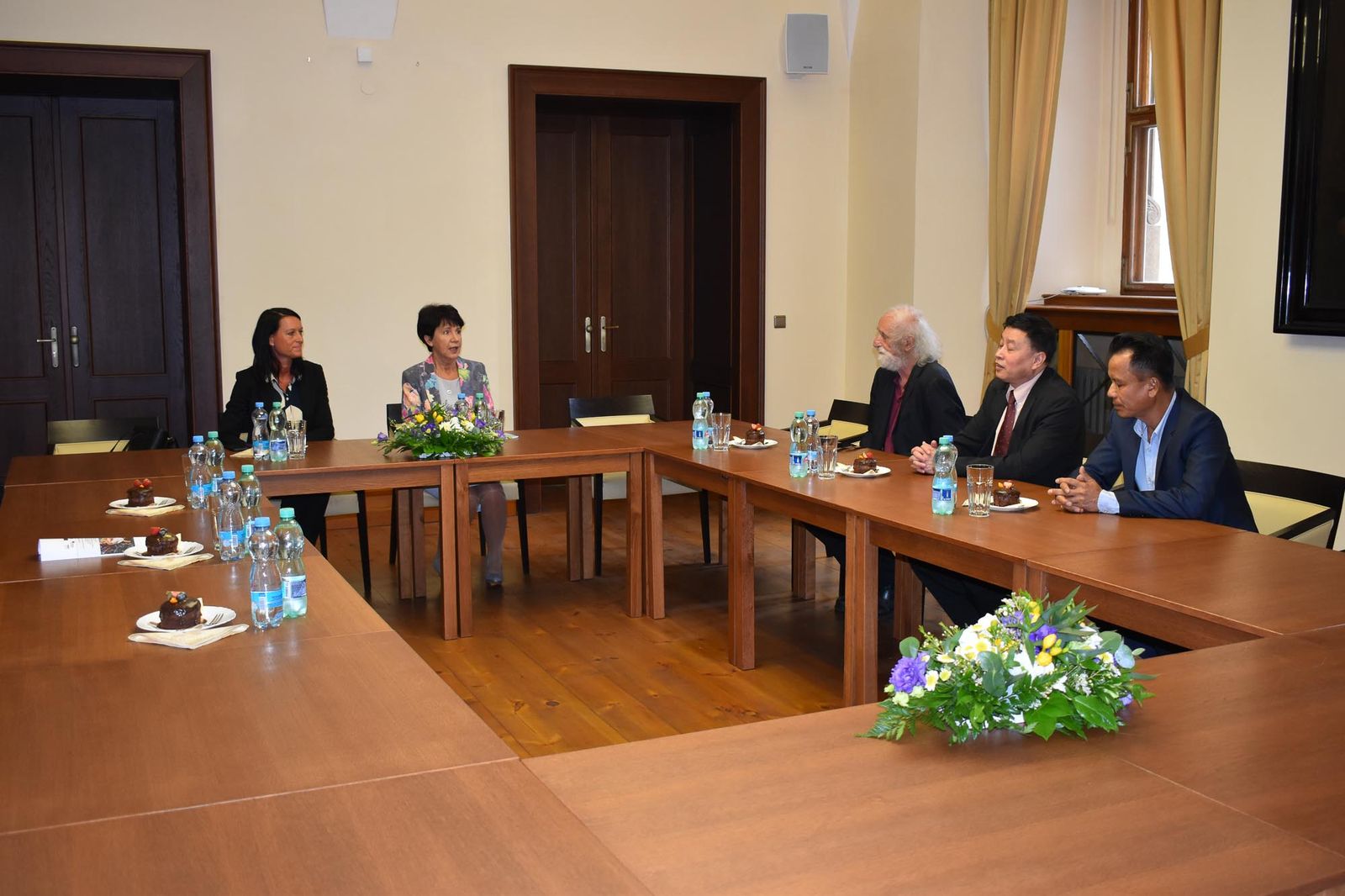 Jak se žije Vietnamcům v ČR? Odpovídá výstava v mázhauzu radnice (foto: A. Jarošová, 6.8.2021)