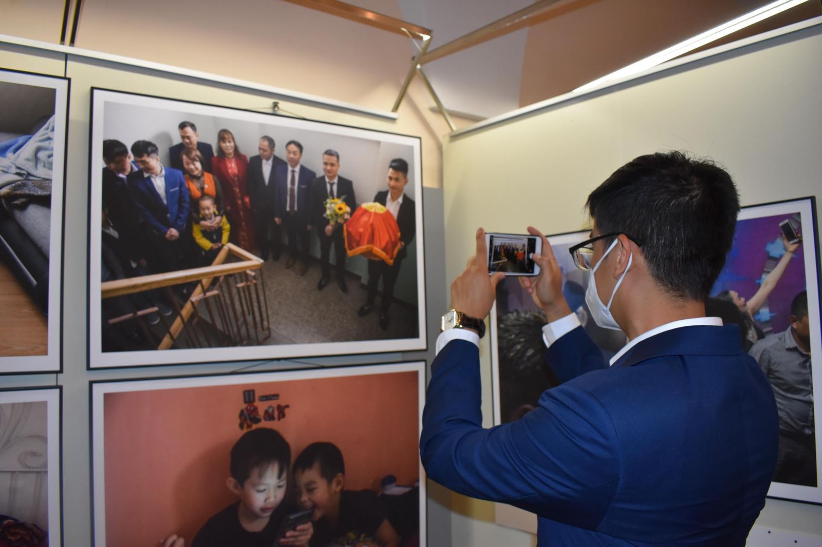 Jak se žije Vietnamcům v ČR? Odpovídá výstava v mázhauzu radnice (foto: A. Jarošová, 6.8.2021)