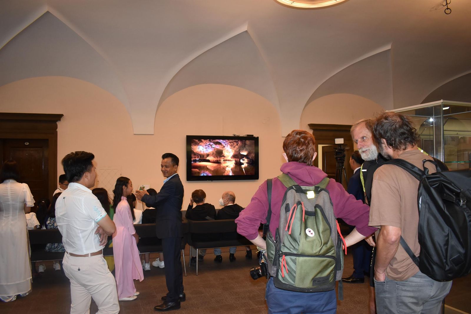 Jak se žije Vietnamcům v ČR? Odpovídá výstava v mázhauzu radnice (foto: A. Jarošová, 6.8.2021)