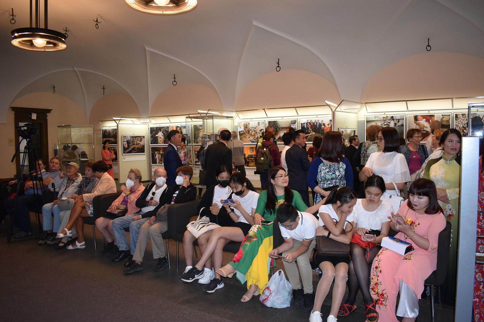 Jak se žije Vietnamcům v ČR? Odpovídá výstava v mázhauzu radnice (foto: A. Jarošová, 6.8.2021)