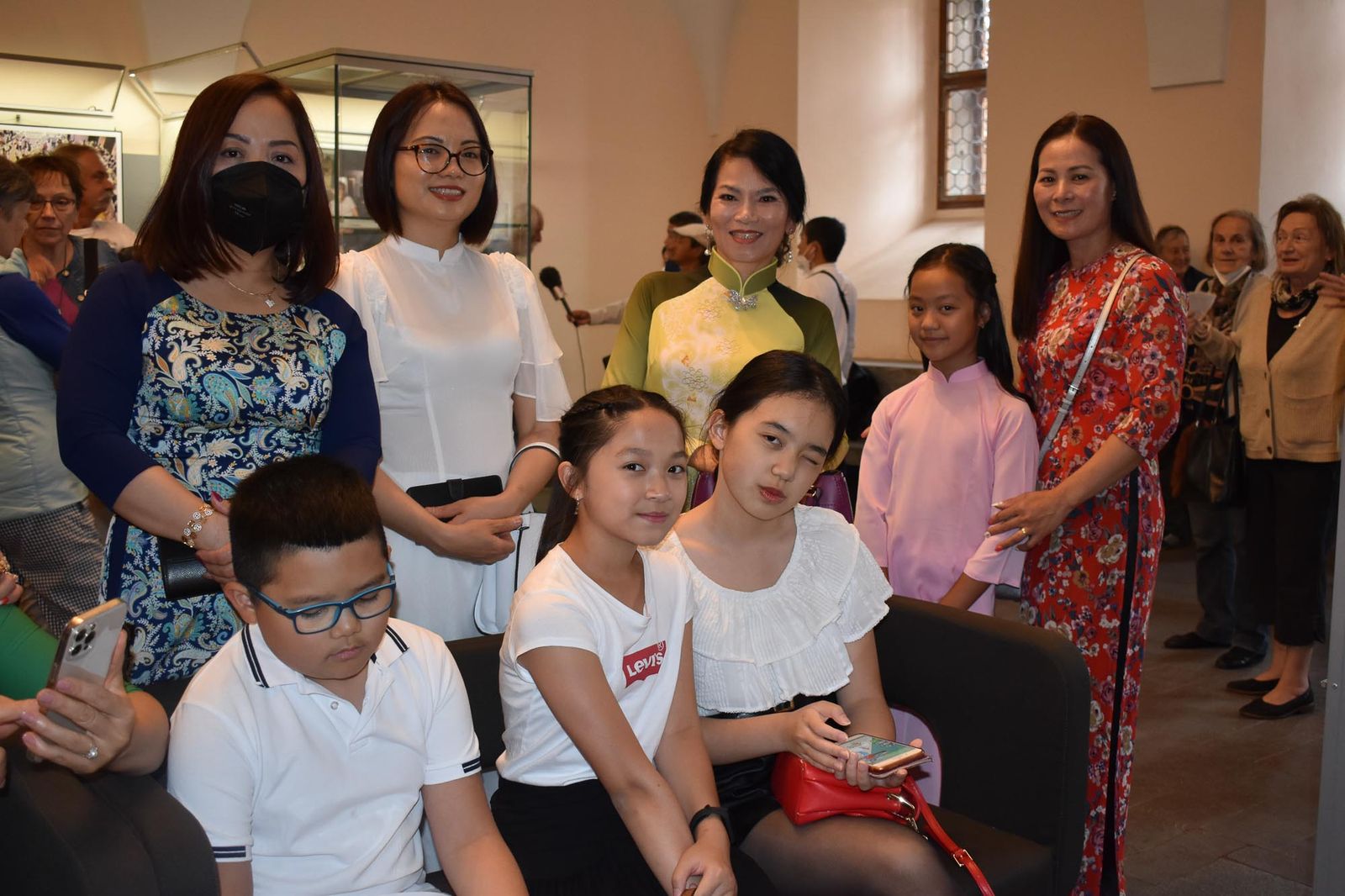 Jak se žije Vietnamcům v ČR? Odpovídá výstava v mázhauzu radnice (foto: A. Jarošová, 6.8.2021)