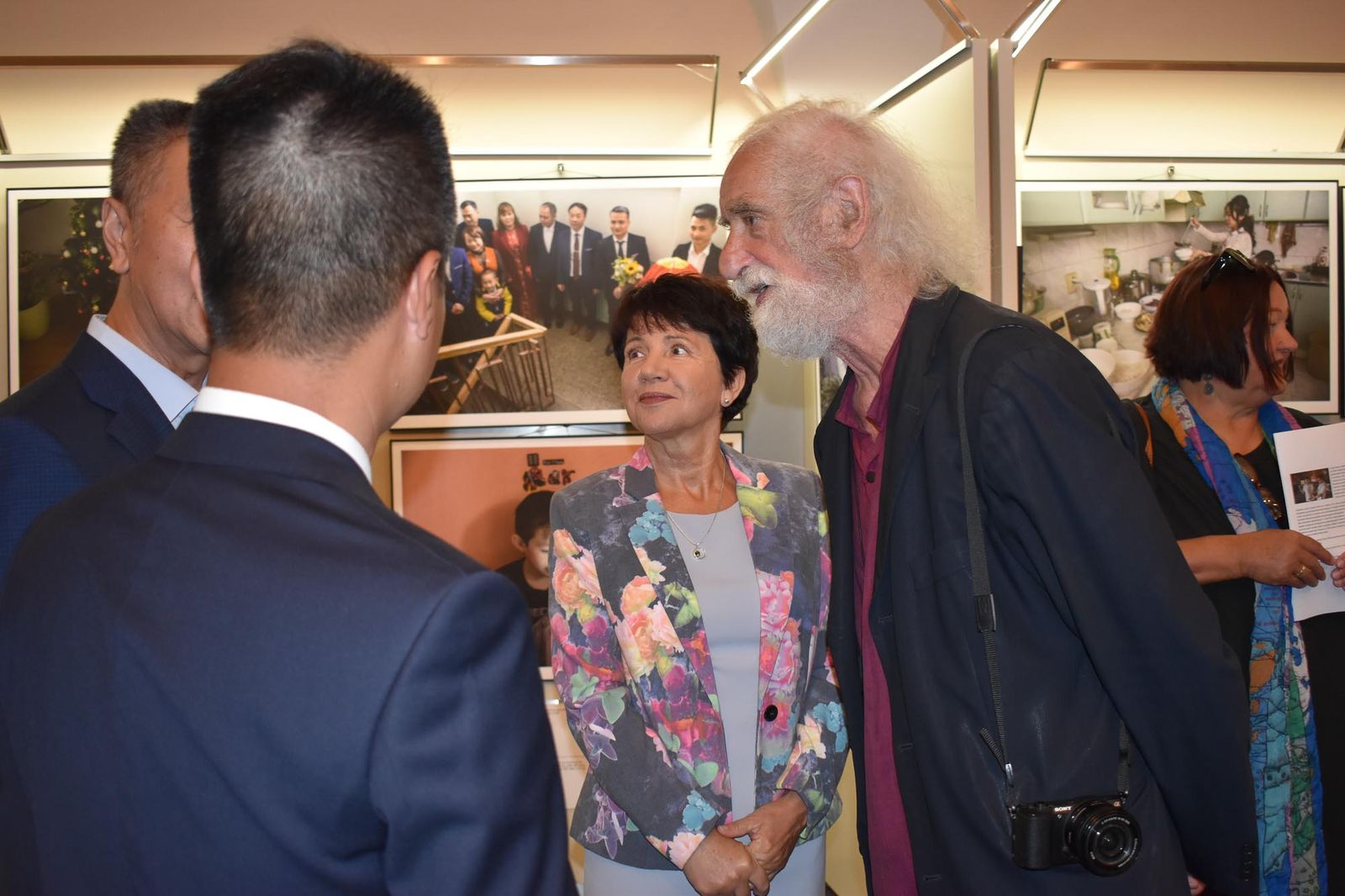 Jak se žije Vietnamcům v ČR? Odpovídá výstava v mázhauzu radnice (foto: A. Jarošová, 6.8.2021)