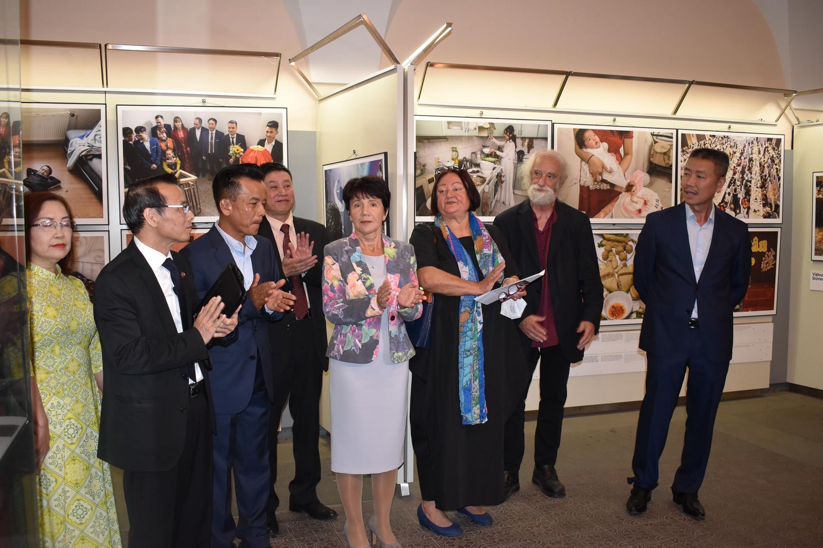 Jak se žije Vietnamcům v ČR? Odpovídá výstava v mázhauzu radnice (foto: A. Jarošová, 6.8.2021)