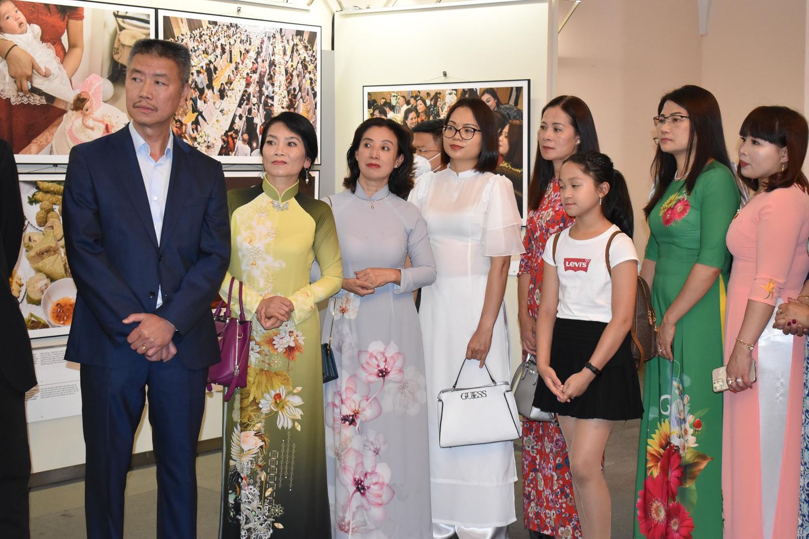 Jak se žije Vietnamcům v ČR? Odpovídá výstava v mázhauzu radnice (foto: A. Jarošová, 6.8.2021)