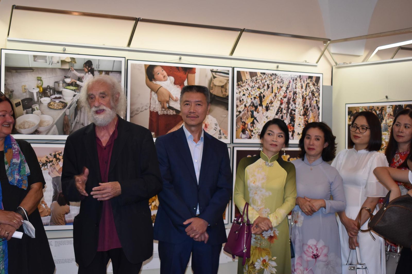 Jak se žije Vietnamcům v ČR? Odpovídá výstava v mázhauzu radnice (foto: A. Jarošová, 6.8.2021)