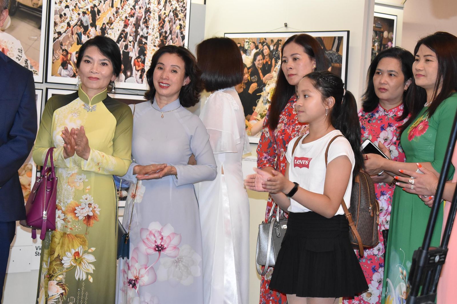 Jak se žije Vietnamcům v ČR? Odpovídá výstava v mázhauzu radnice (foto: A. Jarošová, 6.8.2021)