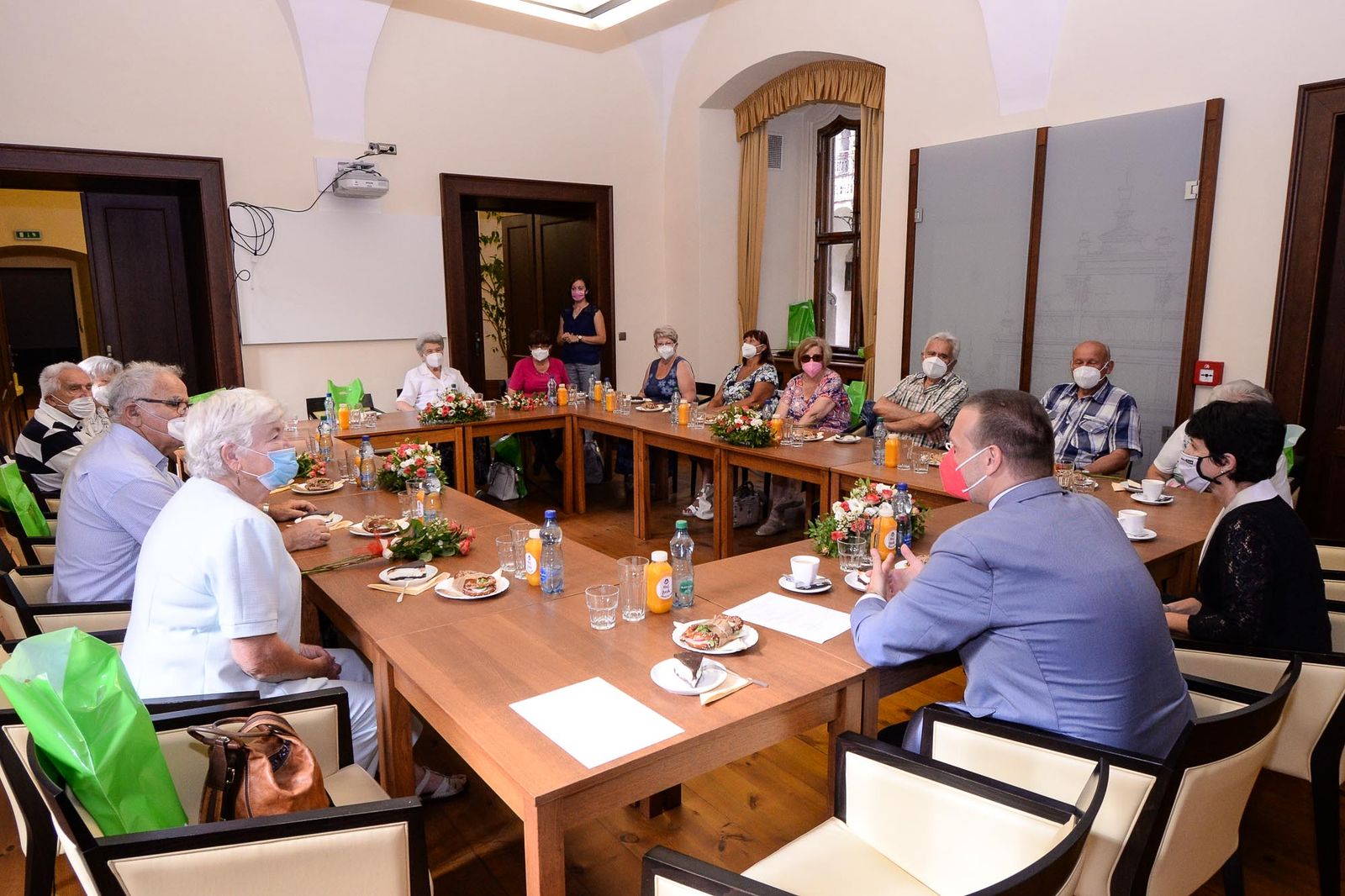 Vedení města se setkalo se zástupci seniorů (foto: M. Pecuch, 10.8.2021)