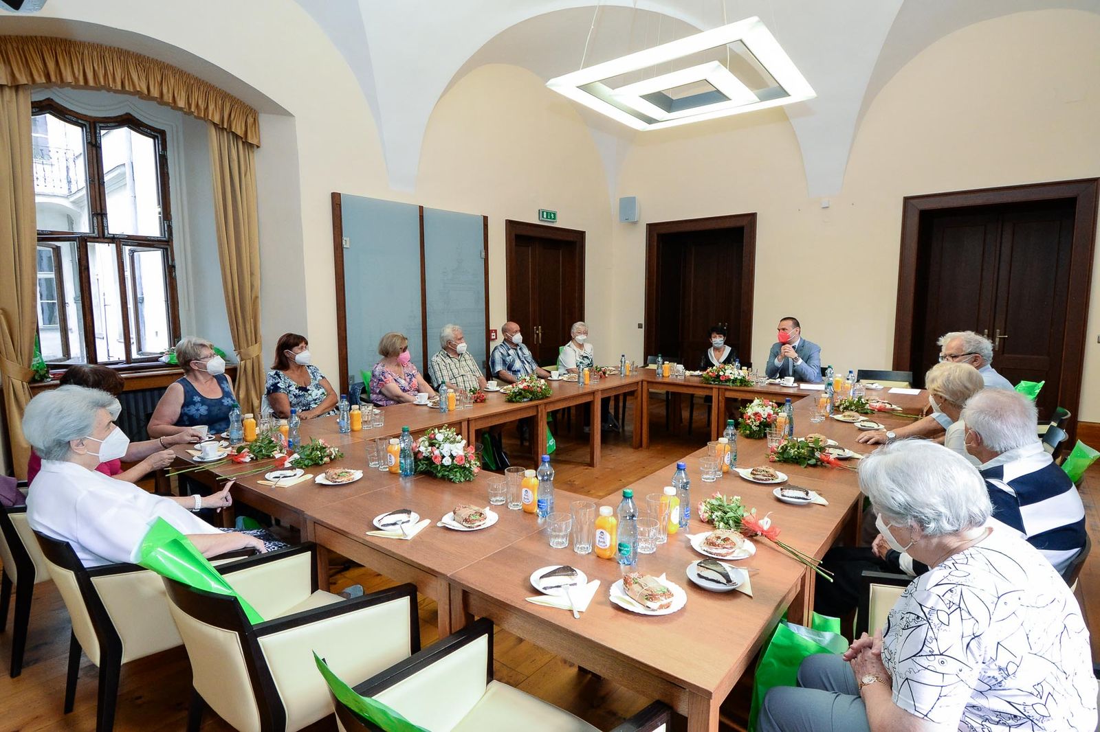 Vedení města se setkalo se zástupci seniorů (foto: M. Pecuch, 10.8.2021)