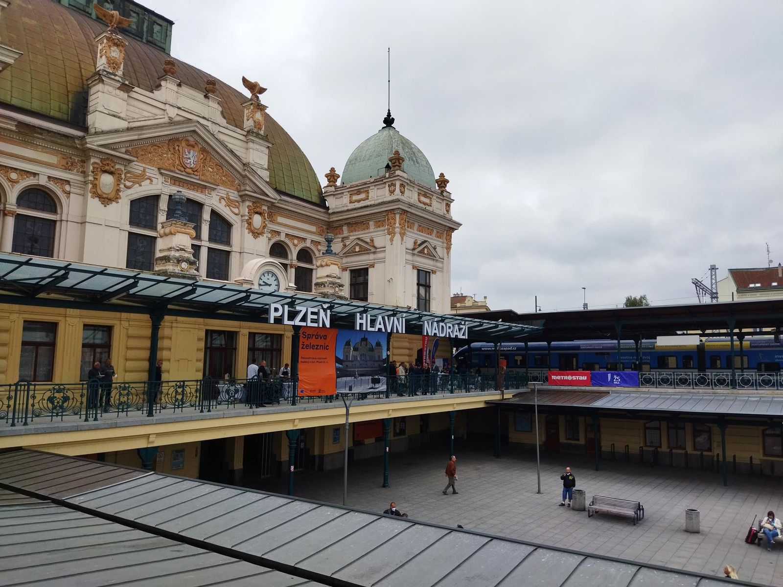 Rekonstrukce památkově chráněné budovy hlavního vlakového nádraží v Plzni (foto: A. Jarošová, 17.8.2021)