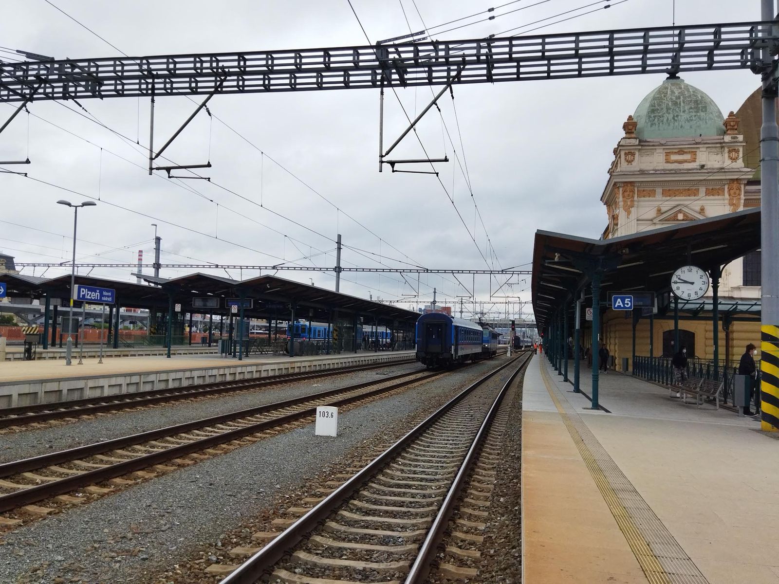 Rekonstrukce památkově chráněné budovy hlavního vlakového nádraží v Plzni (foto: A. Jarošová, 17.8.2021)