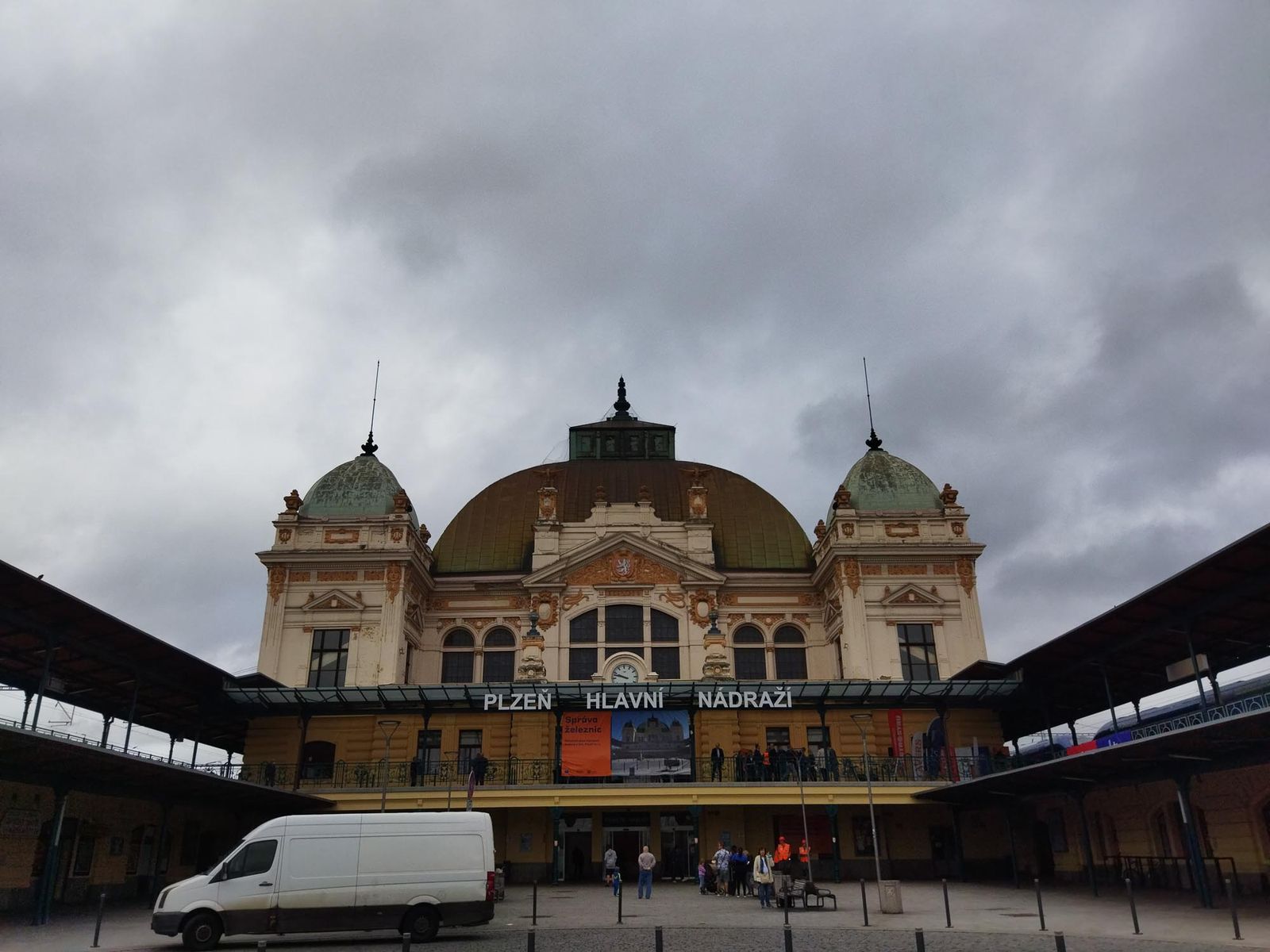 Rekonstrukce památkově chráněné budovy hlavního vlakového nádraží v Plzni (foto: A. Jarošová, 17.8.2021)
