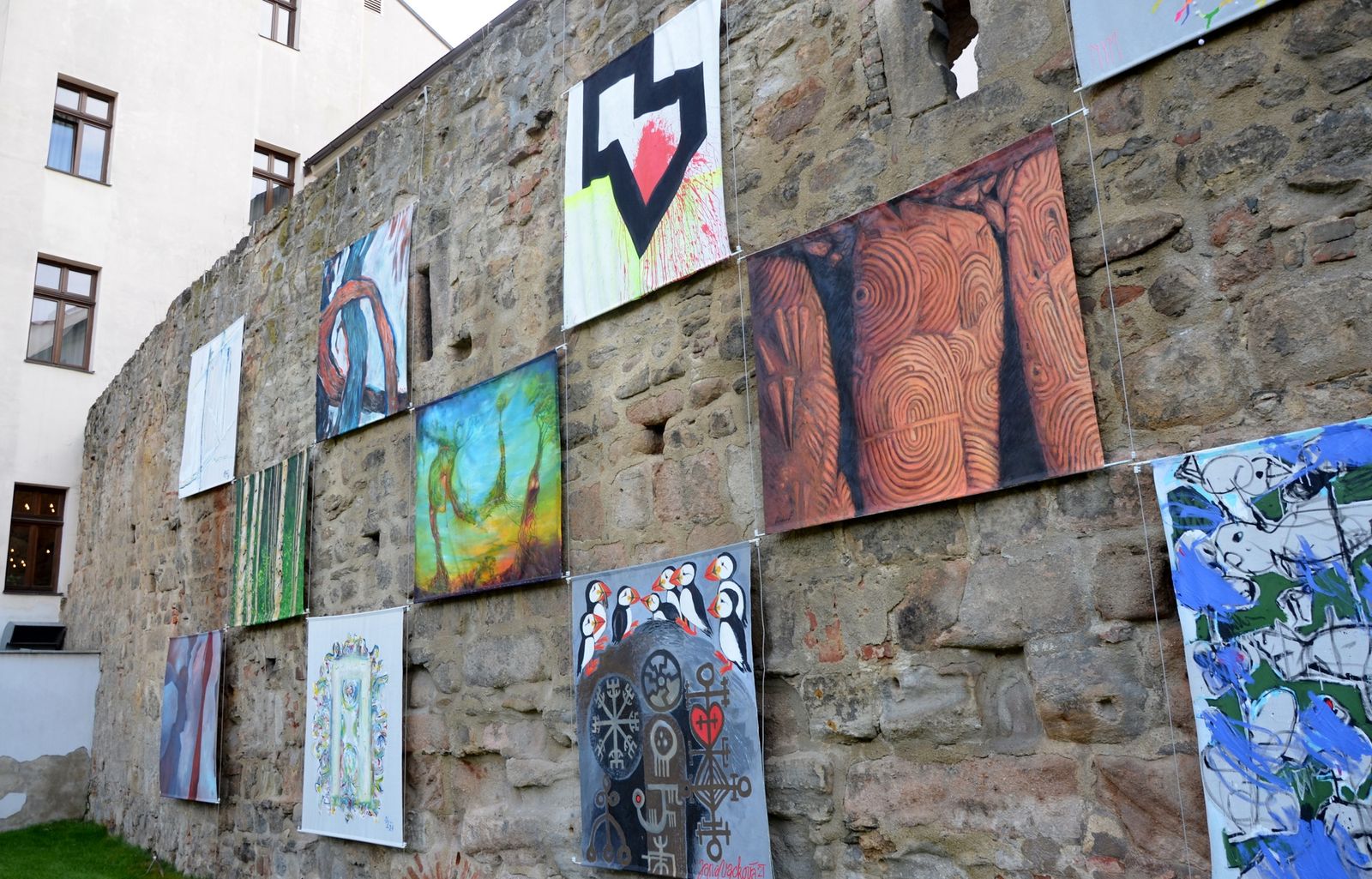 Velkoformátové obrazy z výstavy Barva na ulici oživují Proluku a náplavku u Radbuzy (foto: E. Kriegerová, 20.8.2021)