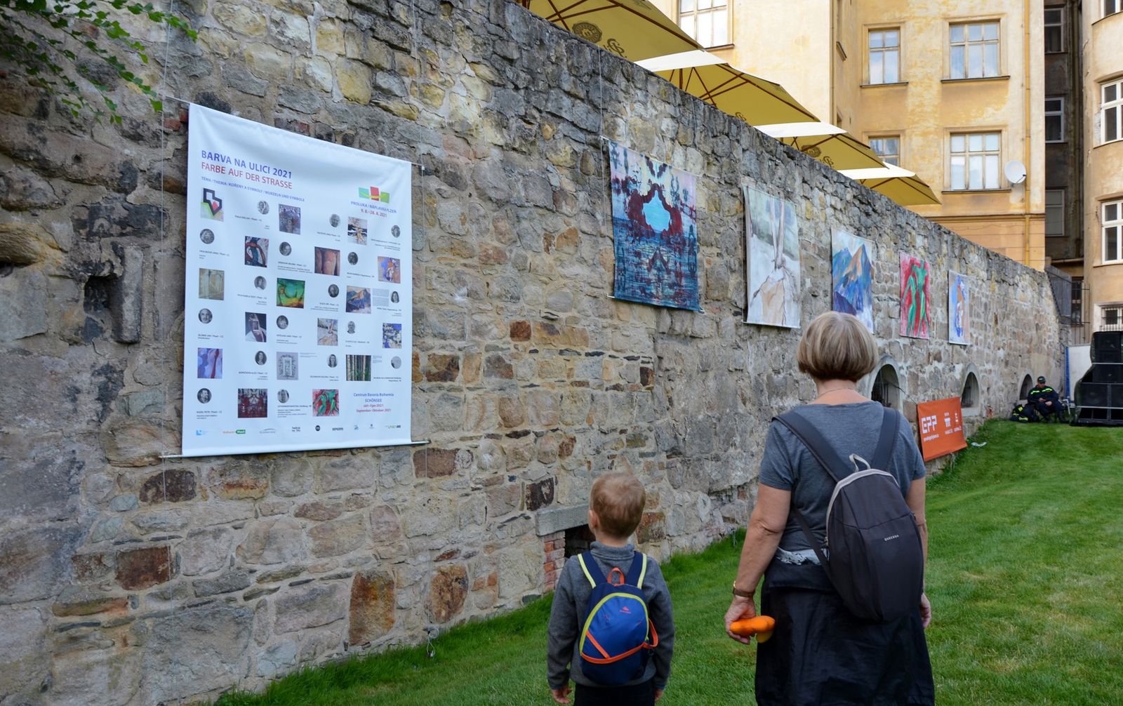 Velkoformátové obrazy z výstavy Barva na ulici oživují Proluku a náplavku u Radbuzy (foto: E. Kriegerová, 20.8.2021)
