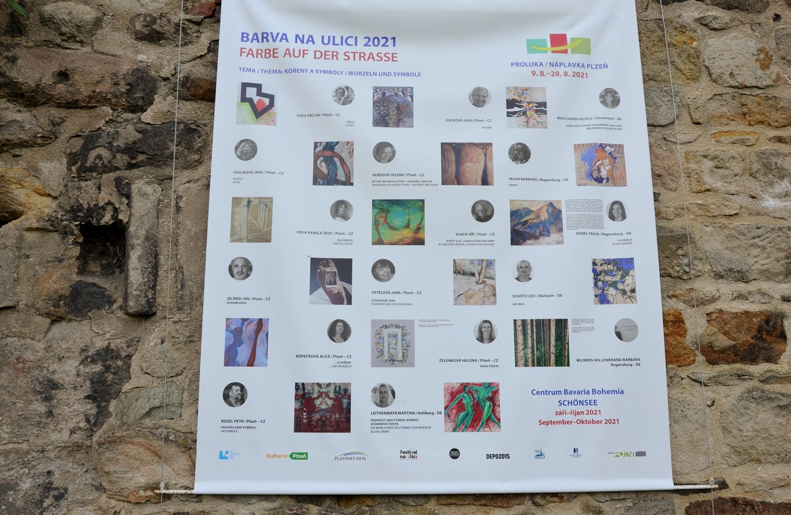 Velkoformátové obrazy z výstavy Barva na ulici oživují Proluku a náplavku u Radbuzy (foto: E. Kriegerová, 20.8.2021)