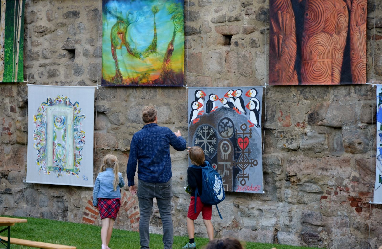 Velkoformátové obrazy z výstavy Barva na ulici oživují Proluku a náplavku u Radbuzy