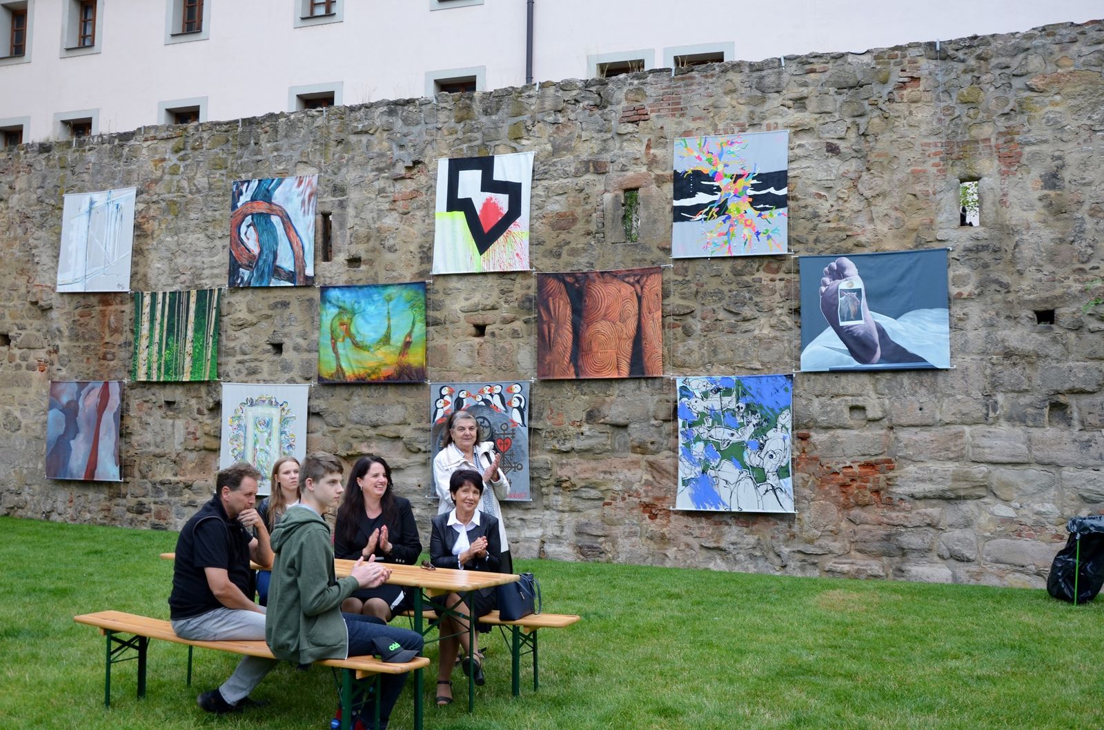 Velkoformátové obrazy z výstavy Barva na ulici oživují Proluku a náplavku u Radbuzy (foto: E. Kriegerová, 20.8.2021)