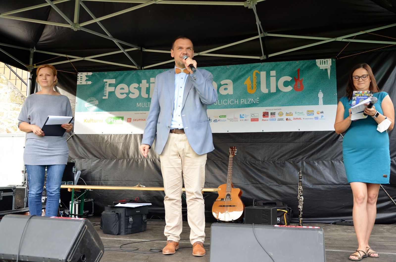 Velkoformátové obrazy z výstavy Barva na ulici oživují Proluku a náplavku u Radbuzy (foto: E. Kriegerová, 20.8.2021)