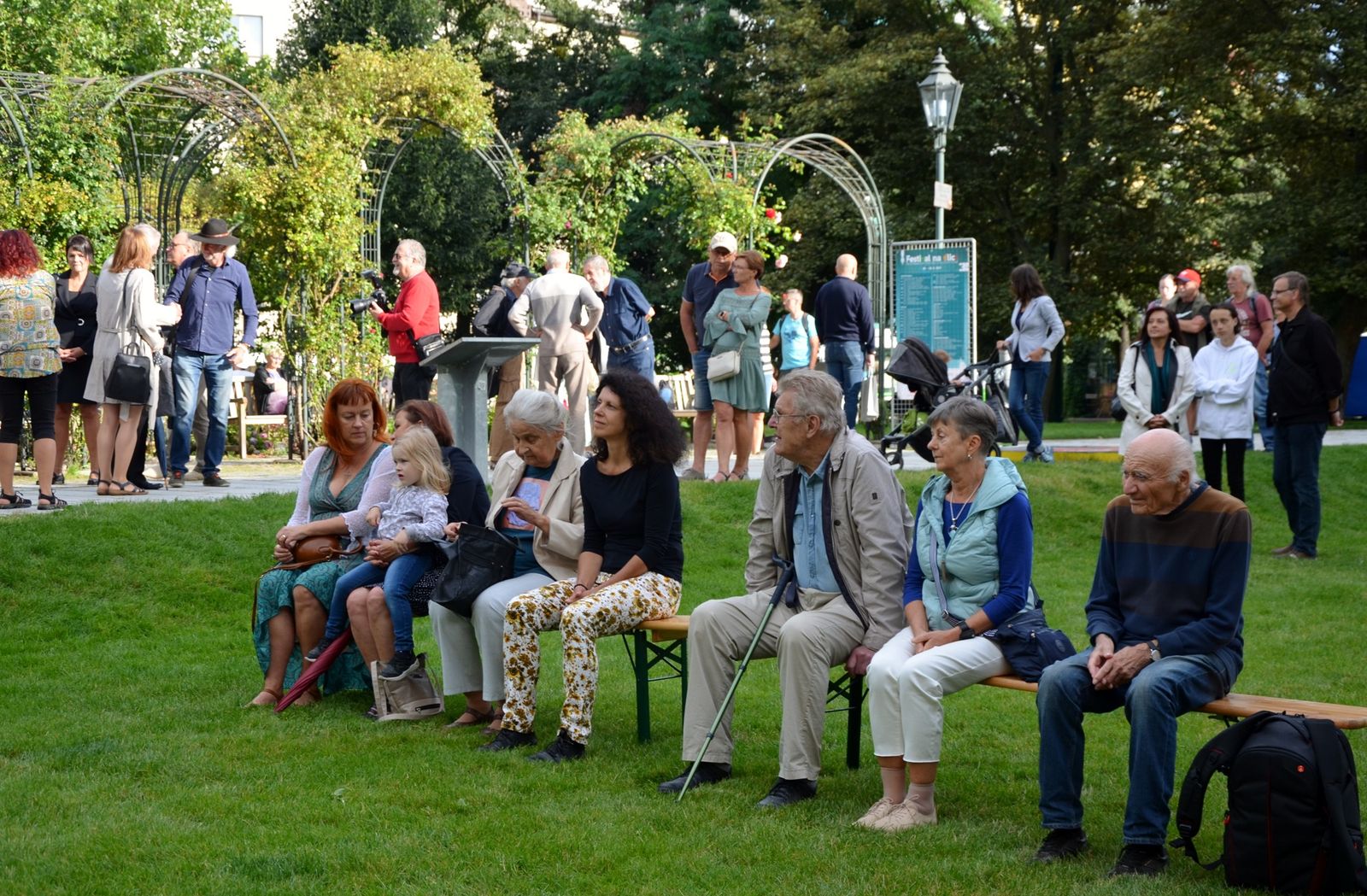 Velkoformátové obrazy z výstavy Barva na ulici oživují Proluku a náplavku u Radbuzy (foto: E. Kriegerová, 20.8.2021)