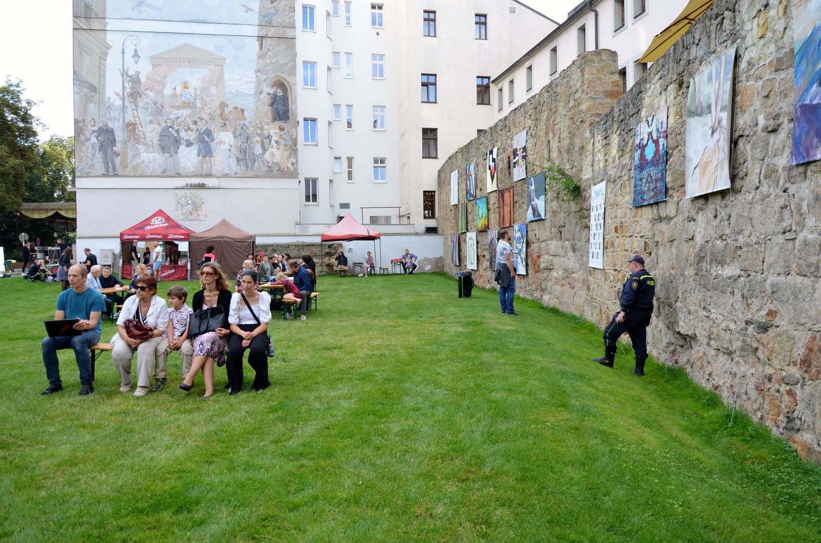 Velkoformátové obrazy z výstavy Barva na ulici oživují Proluku a náplavku u Radbuzy (foto: E. Kriegerová, 20.8.2021)