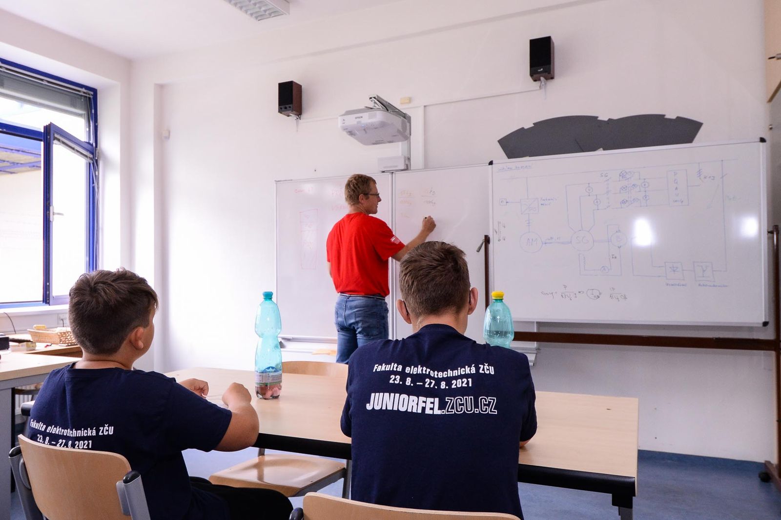 Mladí výzkumníci na JuniorFEL 2021 (foto: M. Pecuch, 25.8.2021)