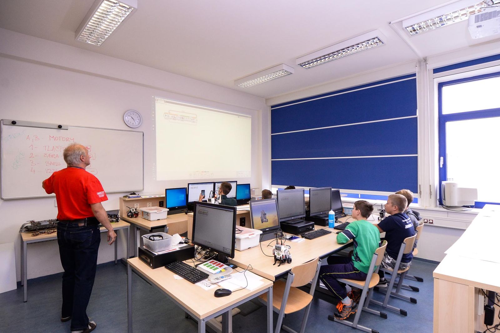 Mladí výzkumníci na JuniorFEL 2021 (foto: M. Pecuch, 25.8.2021)